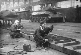 Девушки-сварщицы, 1942 г.